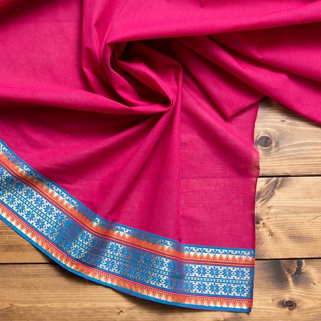 〔1m切り売り〕ハーフボーダーコットンクロス　幅約110cm赤・ピンク系の写真1枚目です。インドらしい味わいのある布地です。切り売り,量り売り布,アジア布 量り売り,手芸,裁縫,生地,アジアン,ファブリック