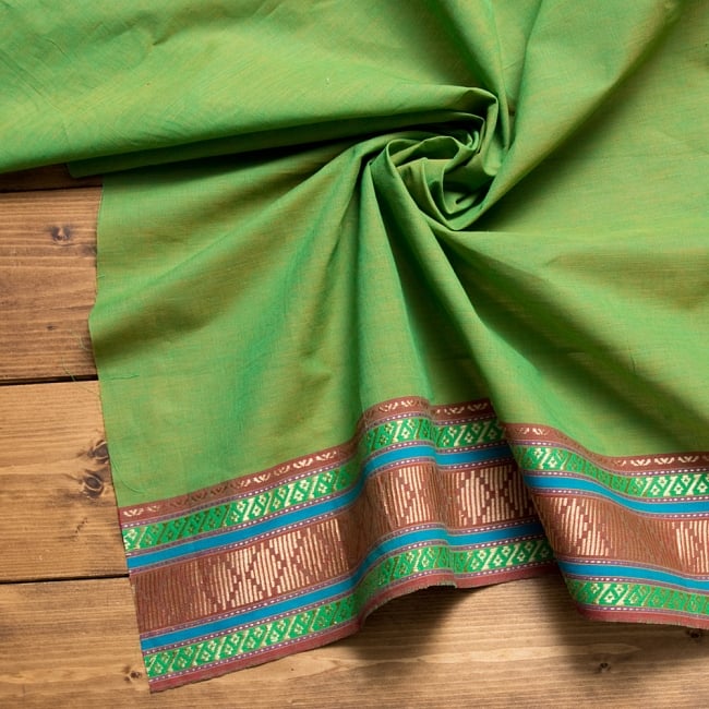 〔1m切り売り〕ハーフボーダーコットンクロス　幅約110cm緑系の写真1枚目です。インドらしい味わいのある布地です。切り売り,量り売り布,アジア布 量り売り,手芸,裁縫,生地,アジアン,ファブリック