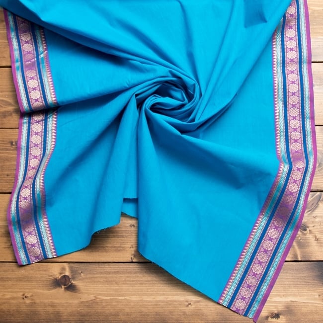 〔1m単位切り売り〕ボーダーコットンクロス 幅約110cm青系の商品写真 1枚目 インドらしい味わいのある布地です。