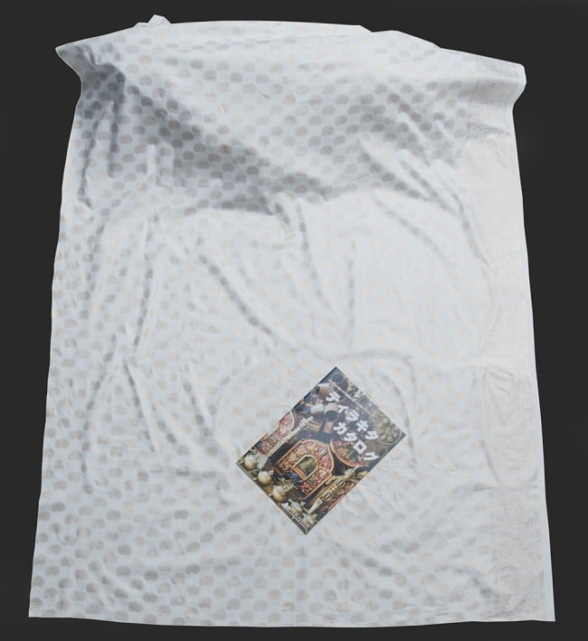 〔1m切り売り〕インドの伝統模様布〔幅約105cm〕ホワイト 5 - 布を広げてみたところです。横幅もしっかり大きなサイズ。布の上に置かれているのはサイズ比較用の当店A4サイズカタログです。