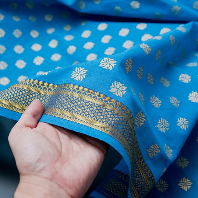 〔1m切り売り〕インドの伝統模様布〔幅約110cm〕ブルー 3 - 拡大写真です。独特な雰囲気があります。