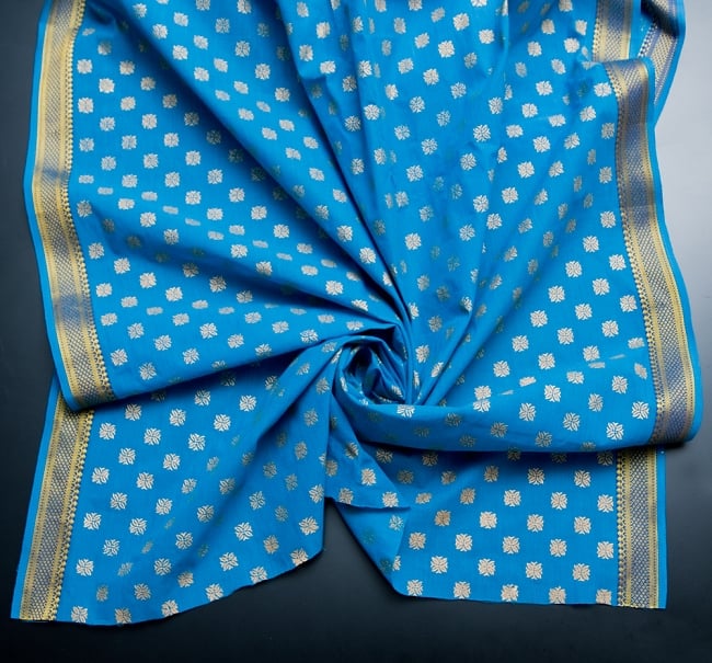 〔1m切り売り〕インドの伝統模様布〔幅約110cm〕ブルーの写真1枚目です。インドからやってきた切り売り布です。1点ご購入で1m、3点ご購入で3mなどご注文個数に応じた長さでお送りいたします。
切り売り,計り売り布,布 生地,アジア布,手芸,生地,アジアン,ファブリック,テーブルクロス,ソファーカバー
