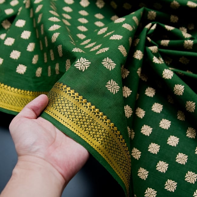 〔1m切り売り〕インドの伝統模様布〔幅約110cm〕グリーン 3 - 拡大写真です。独特な雰囲気があります。