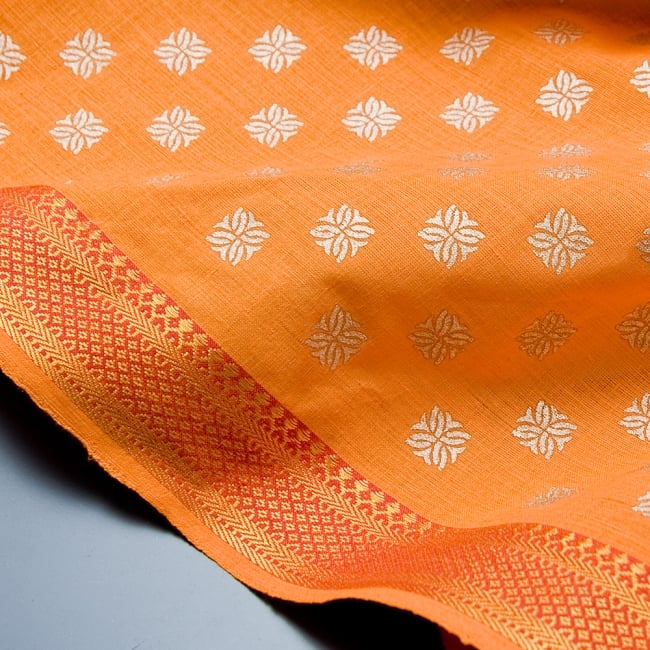 〔1m切り売り〕インドの伝統模様布〔幅約110cm〕オレンジ 2 - 生地の拡大写真です