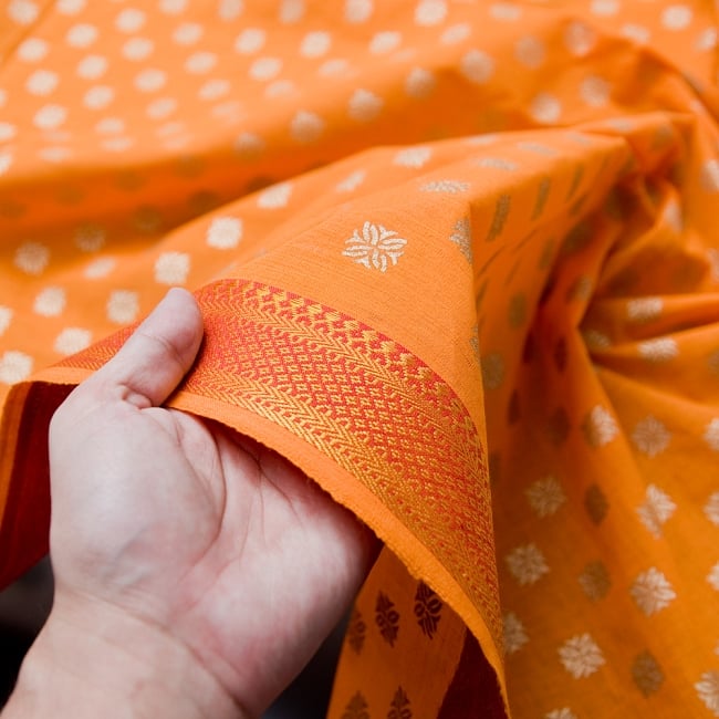 〔1m切り売り〕インドの伝統模様布〔幅約110cm〕オレンジ 3 - 拡大写真です。独特な雰囲気があります。