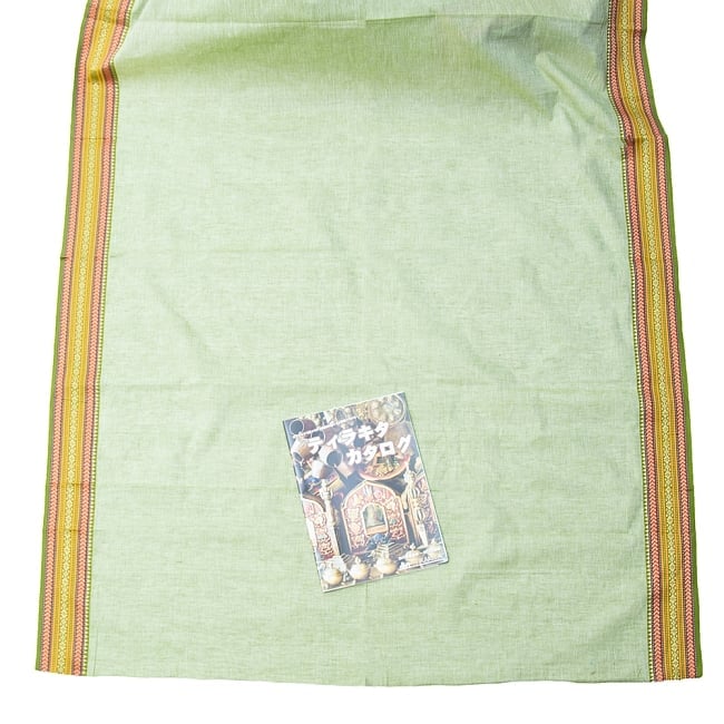 〔1m単位切り売り〕ハーフボーダーコットンクロス - 幅約108cm 5 - 布を広げてみたところです。横幅もしっかり大きなサイズ。布の上に置かれているのはサイズ比較用の当店A4サイズカタログです。