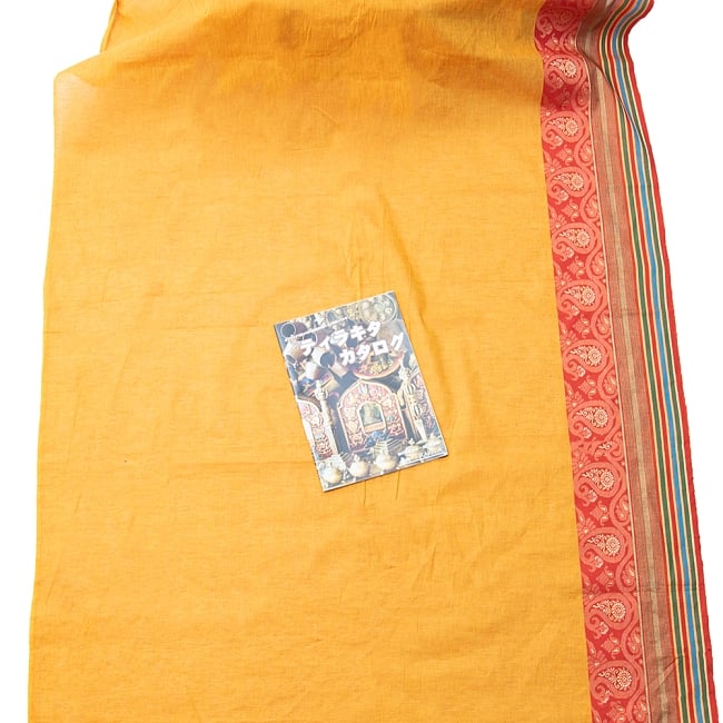 〔1m単位切り売り〕ハーフボーダーコットンクロス - 幅約112cm 5 - 布を広げてみたところです。横幅もしっかり大きなサイズ。布の上に置かれているのはサイズ比較用の当店A4サイズカタログです。