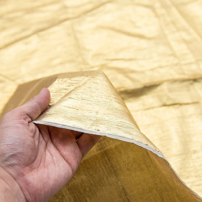 〔1m切り売り〕ゴールドプリント光沢布 - 幅約108cm 5 - 薄手の布地です。