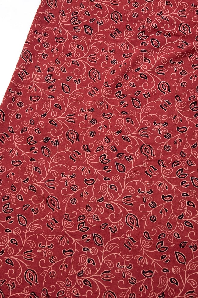 〔1m切り売り〕伝統息づく南インドから　昔ながらの木版染め更紗模様布〔118cm〕 - えんじ 2 - とても素敵な雰囲気です