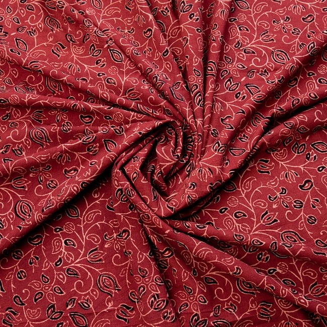 〔1m切り売り〕伝統息づく南インドから　昔ながらの木版染め更紗模様布〔118cm〕 - えんじ 3 - 陰影によっても表情が変わります