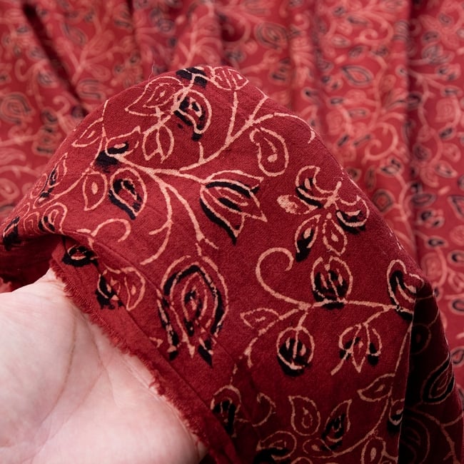 〔1m切り売り〕伝統息づく南インドから　昔ながらの木版染め更紗模様布〔118cm〕 - えんじ 5 - 拡大写真です。雰囲気ある、このムラはハンドメイドにしか出せません。