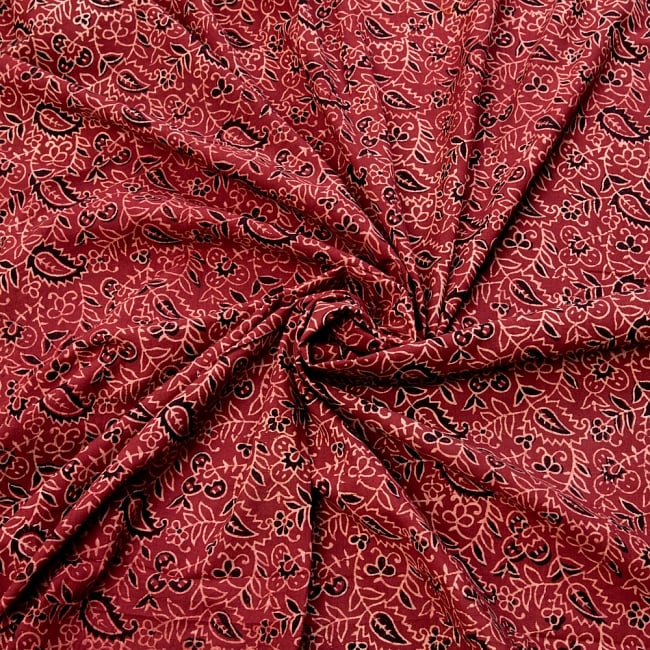 〔1m切り売り〕伝統息づく南インドから　昔ながらの木版染め更紗模様布〔112cm〕 - えんじ 3 - 陰影によっても表情が変わります