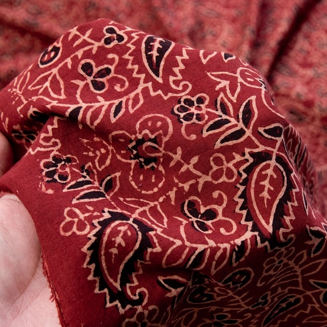 〔1m切り売り〕伝統息づく南インドから　昔ながらの木版染め更紗模様布〔112cm〕 - えんじ 5 - 拡大写真です。雰囲気ある、このムラはハンドメイドにしか出せません。