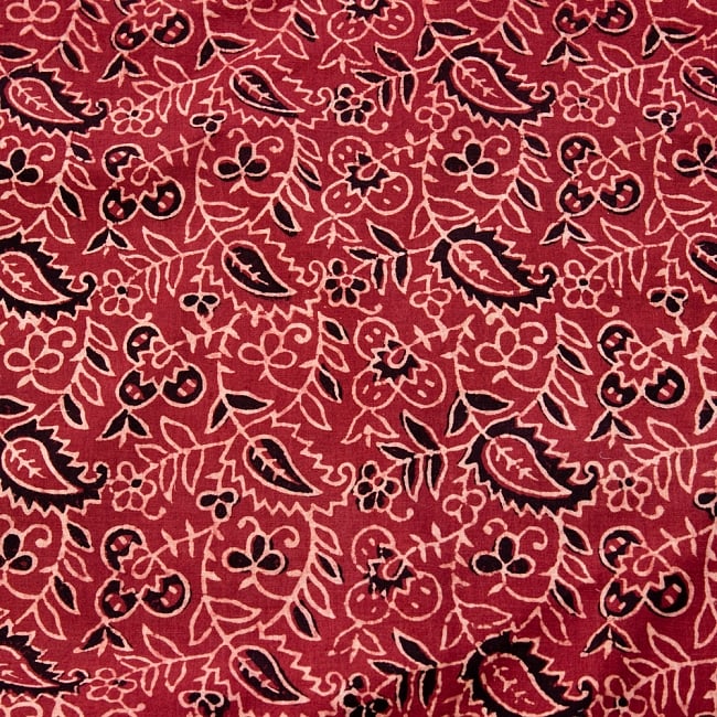 〔1m切り売り〕伝統息づく南インドから　昔ながらの木版染め更紗模様布〔112cm〕 - えんじの写真1枚目です。木版で丁寧にプリント。インドらしい味わいのある布地です。ウッドブロック,木版染め,ボタニカル,唐草模様,切り売り,量り売り布,アジア布 量り売り,手芸,生地