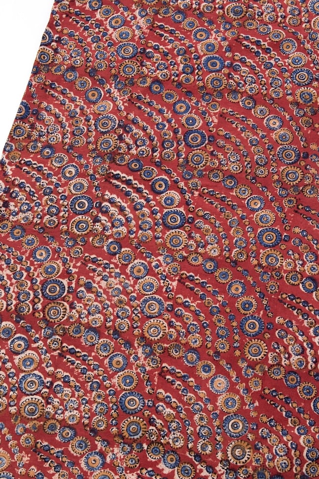 〔1m切り売り〕伝統息づく南インドから　昔ながらの木版染め伝統模様布〔115cm〕 - 赤 2 - とても素敵な雰囲気です