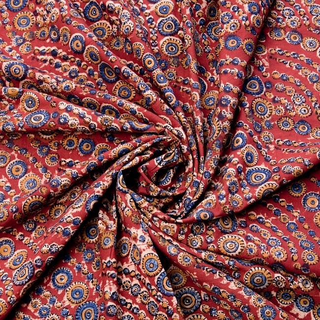 〔1m切り売り〕伝統息づく南インドから　昔ながらの木版染め伝統模様布〔115cm〕 - 赤 3 - 陰影によっても表情が変わります