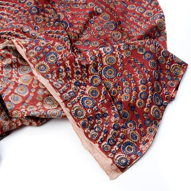 〔1m切り売り〕伝統息づく南インドから　昔ながらの木版染め伝統模様布〔115cm〕 - 赤 4 - 縁の写真です