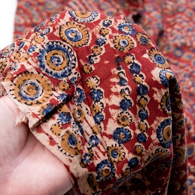 〔1m切り売り〕伝統息づく南インドから　昔ながらの木版染め伝統模様布〔115cm〕 - 赤 5 - 拡大写真です。雰囲気ある、このムラはハンドメイドにしか出せません。