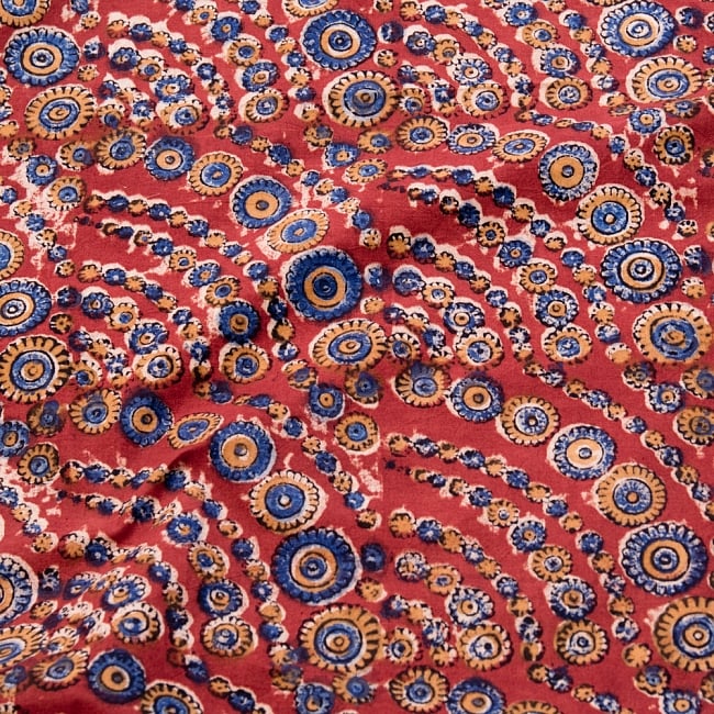 〔1m切り売り〕伝統息づく南インドから　昔ながらの木版染め伝統模様布〔115cm〕 - 赤の写真1枚目です。木版で丁寧にプリント。インドらしい味わいのある布地です。ウッドブロック,木版染め,ボタニカル,唐草模様,切り売り,量り売り布,アジア布 量り売り,手芸,生地