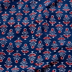 〔1m切り売り〕伝統息づく南インドから　昔ながらの木版染め小花柄布〔112cm〕 - 紺の商品写真