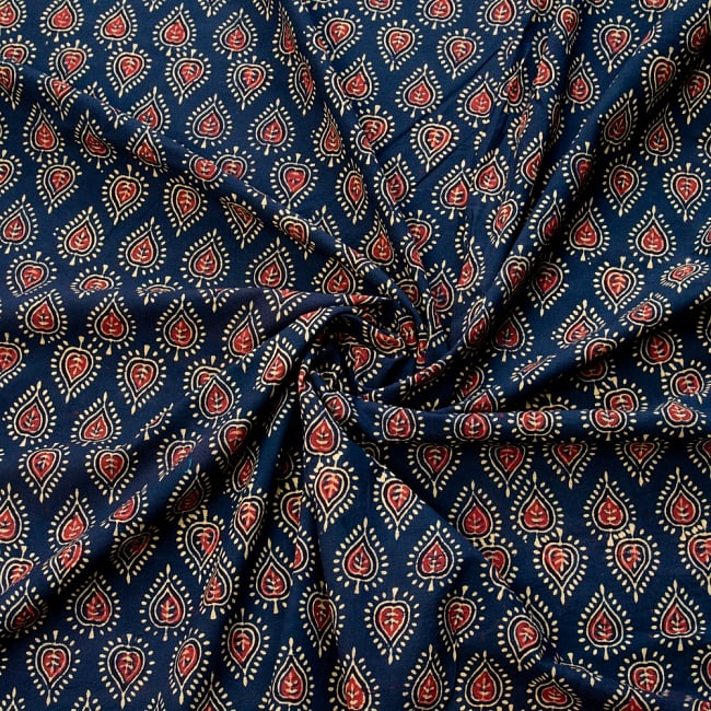 〔1m切り売り〕伝統息づく南インドから　昔ながらの木版染め葉柄布〔112cm〕 - 紺 3 - 陰影によっても表情が変わります