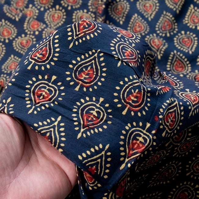 〔1m切り売り〕伝統息づく南インドから　昔ながらの木版染め葉柄布〔112cm〕 - 紺 5 - 拡大写真です。雰囲気ある、このムラはハンドメイドにしか出せません。