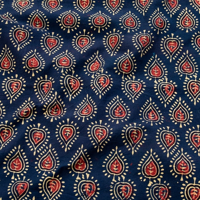 〔1m切り売り〕伝統息づく南インドから　昔ながらの木版染め葉柄布〔112cm〕 - 紺の写真1枚目です。木版で丁寧にプリント。インドらしい味わいのある布地です。ウッドブロック,木版染め,ボタニカル,唐草模様,切り売り,量り売り布,アジア布 量り売り,手芸,生地