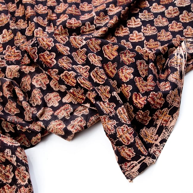 〔1m切り売り〕伝統息づくインドから　昔ながらの木版染め葉柄布〔114cm〕 - ブラック 4 - 縁の写真です