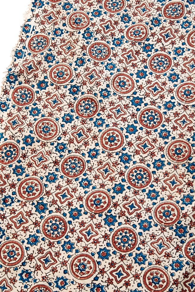〔1m切り売り〕伝統息づく南インドから　昔ながらの木版染めアジュラックデザインの伝統模様布〔113cm〕 - 生成り 2 - とても素敵な雰囲気です