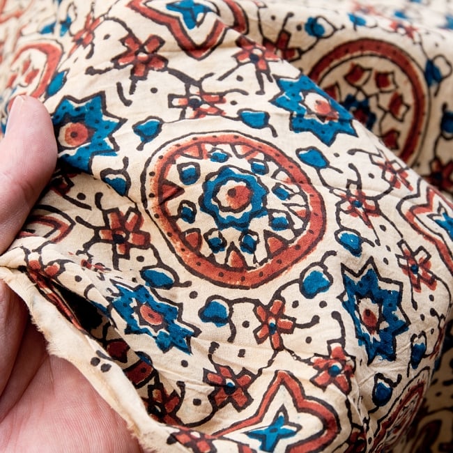 〔1m切り売り〕伝統息づく南インドから　昔ながらの木版染めアジュラックデザインの伝統模様布〔113cm〕 - 生成り 5 - 拡大写真です。雰囲気ある、このムラはハンドメイドにしか出せません。