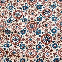 〔1m切り売り〕伝統息づく南インドから　昔ながらの木版染めアジュラックデザインの伝統模様布〔113cm〕 - 生成りの商品写真