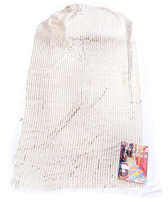 〔1m切り売り〕インドのスパンコールクロス布〔109cm〕 - ホワイト 3 - 布を広げてみたところです。横幅もしっかり大きなサイズ。布の上に置かれているのはサイズ比較用の当店A4サイズカタログです。