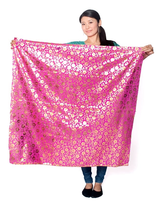 〔1m切り売り〕インドのスパンコールクロス布〔109cm〕 - ホワイト 7 - 約:幅1m5cm程度の布を、1点分(1m)切って、モデルさんに持ってもらったところです。幅があるので、このようになかなか大きなサイズ感。
