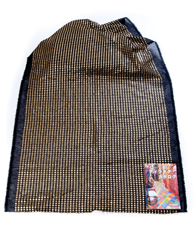 〔1m切り売り〕インドのスパンコールクロス布〔111cm〕 - ブラック 3 - 布を広げてみたところです。横幅もしっかり大きなサイズ。布の上に置かれているのはサイズ比較用の当店A4サイズカタログです。