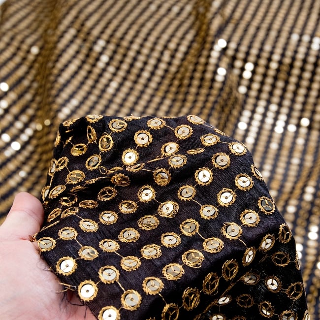 〔1m切り売り〕インドのスパンコールクロス布〔111cm〕 - ブラック 6 - このような感じの生地になります。手芸からデコレーション用の布などなど、色々な用途にご使用いただけます！