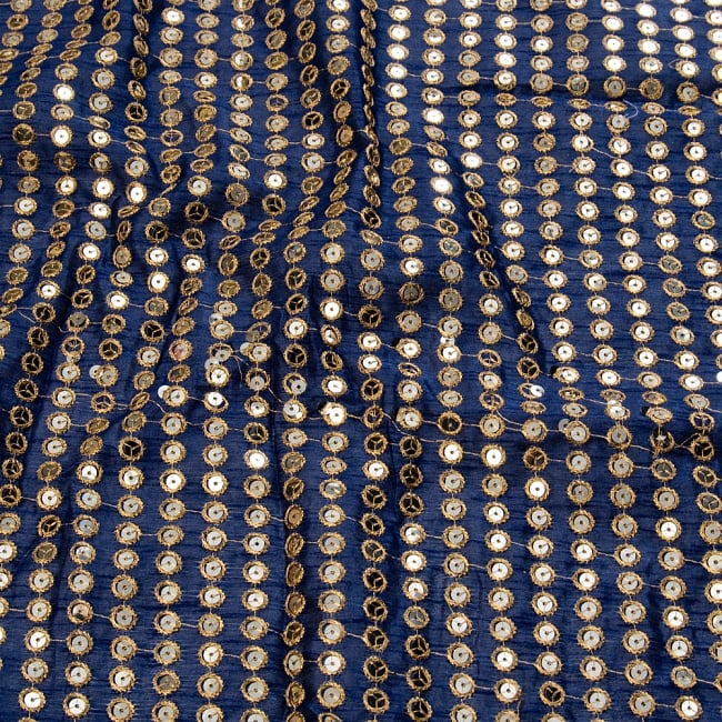 〔1m切り売り〕インドのスパンコールクロス布〔107cm〕 - ネイビー 2 - 拡大写真です。独特な雰囲気があります。