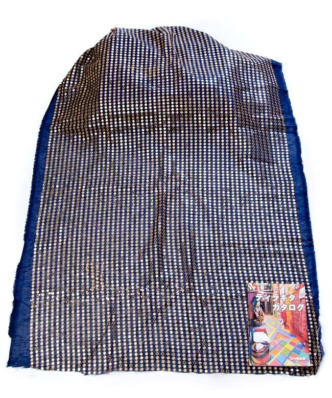 〔1m切り売り〕インドのスパンコールクロス布〔107cm〕 - ネイビー 3 - 布を広げてみたところです。横幅もしっかり大きなサイズ。布の上に置かれているのはサイズ比較用の当店A4サイズカタログです。