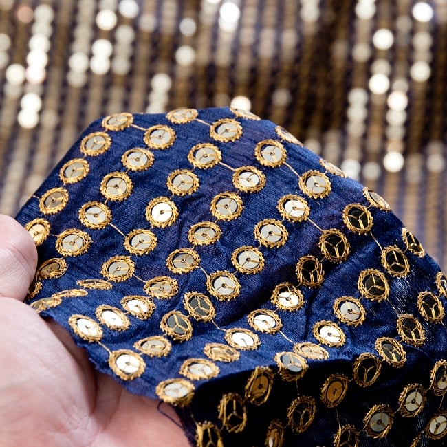 〔1m切り売り〕インドのスパンコールクロス布〔107cm〕 - ネイビー 6 - このような感じの生地になります。手芸からデコレーション用の布などなど、色々な用途にご使用いただけます！