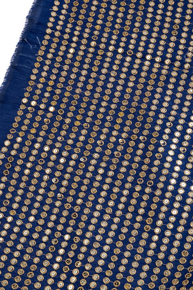 〔1m切り売り〕インドのスパンコールクロス布〔107cm〕 - ネイビーの写真1枚目です。インドからやってきた切り売り布です。切り売り,計り売り布,布 生地,アジア布,手芸,生地,スパンコール,ファブリック,テーブルクロス,ソファーカバー,キラキラ布,豪華な布,スパンコール