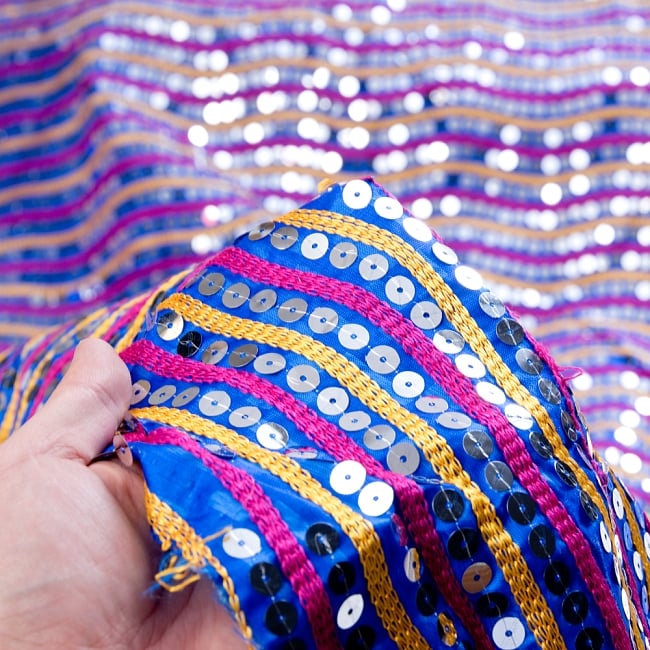 〔1m切り売り〕インドのスパンコールクロス布〔112cm〕 - 青紫 6 - このような感じの生地になります。手芸からデコレーション用の布などなど、色々な用途にご使用いただけます！