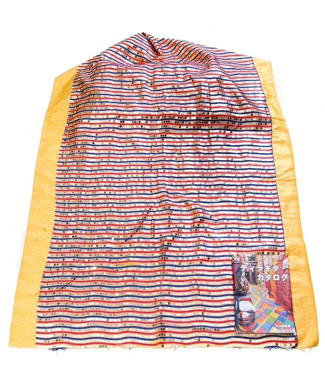 〔1m切り売り〕インドのスパンコールクロス布〔106cm〕 - イエロー 3 - 布を広げてみたところです。横幅もしっかり大きなサイズ。布の上に置かれているのはサイズ比較用の当店A4サイズカタログです。