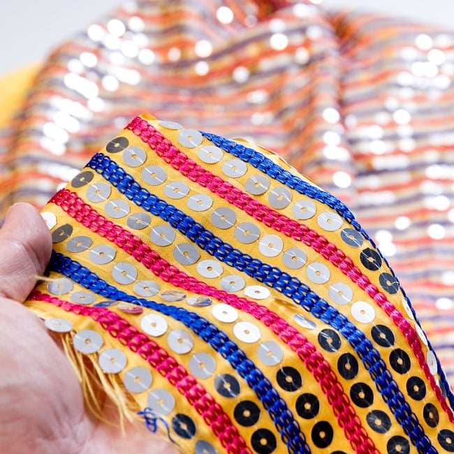 〔1m切り売り〕インドのスパンコールクロス布〔106cm〕 - イエロー 6 - このような感じの生地になります。手芸からデコレーション用の布などなど、色々な用途にご使用いただけます！