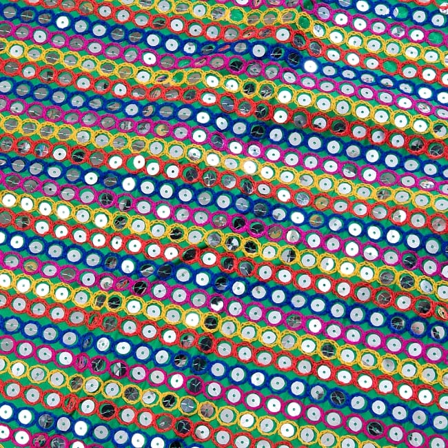 〔1m切り売り〕インドのスパンコールクロス布〔106cm〕 - グリーン 2 - 拡大写真です。独特な雰囲気があります。