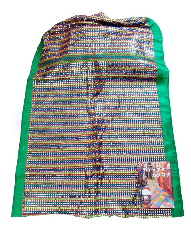 〔1m切り売り〕インドのスパンコールクロス布〔106cm〕 - グリーン 3 - 布を広げてみたところです。横幅もしっかり大きなサイズ。布の上に置かれているのはサイズ比較用の当店A4サイズカタログです。