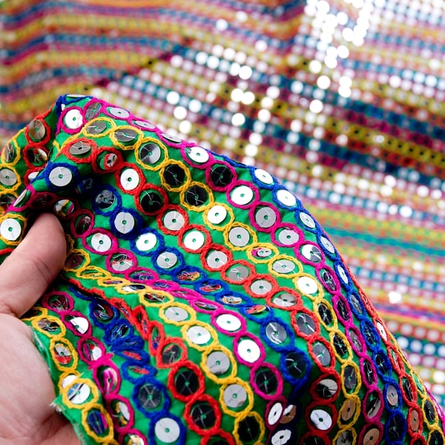 〔1m切り売り〕インドのスパンコールクロス布〔106cm〕 - グリーン 6 - このような感じの生地になります。手芸からデコレーション用の布などなど、色々な用途にご使用いただけます！