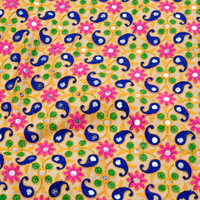 〔1m切り売り〕ラジャスタンの刺繍布〔110cm〕 - 花葉色 2 - 拡大写真です。独特な雰囲気があります。