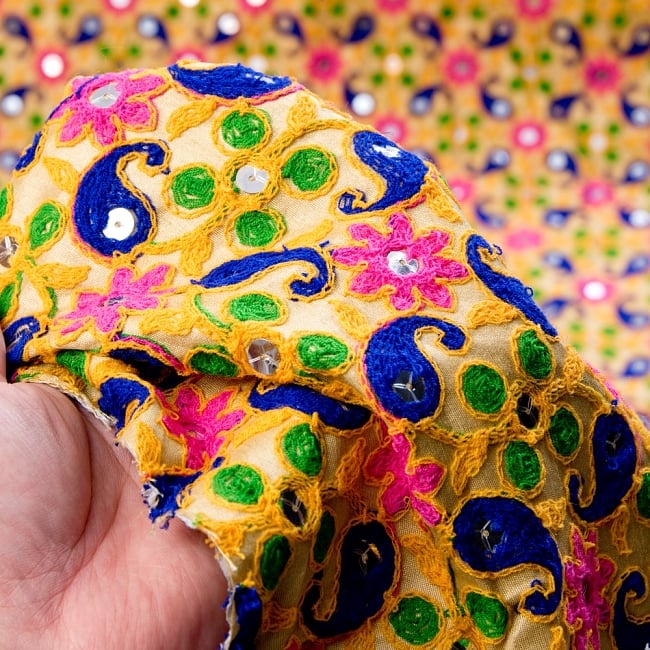 〔1m切り売り〕ラジャスタンの刺繍布〔110cm〕 - 花葉色 6 - このような感じの生地になります。手芸からデコレーション用の布などなど、色々な用途にご使用いただけます！