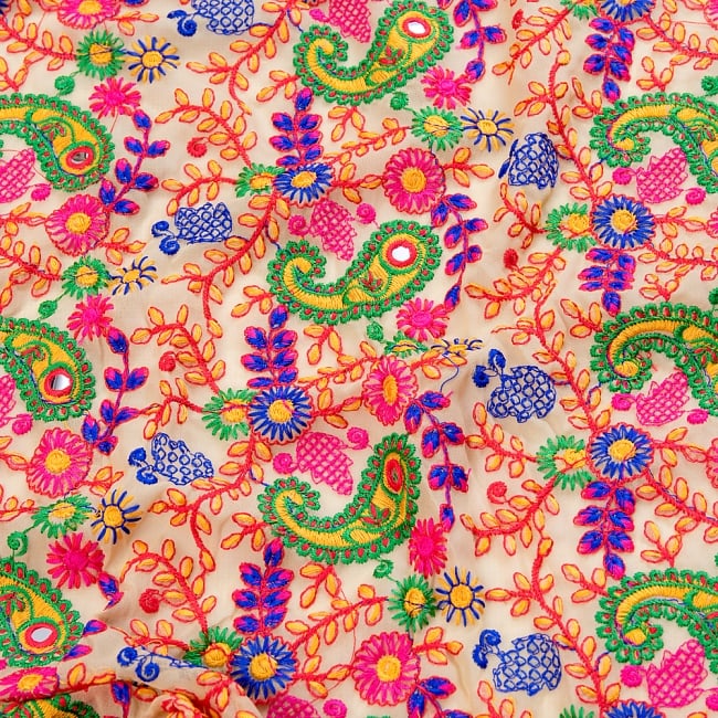 〔1m切り売り〕ラジャスタンの刺繍布〔105cm〕 - 砂漠 2 - 拡大写真です。独特な雰囲気があります。