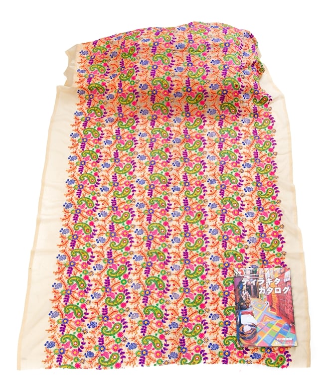 〔1m切り売り〕ラジャスタンの刺繍布〔105cm〕 - 砂漠 3 - 布を広げてみたところです。横幅もしっかり大きなサイズ。布の上に置かれているのはサイズ比較用の当店A4サイズカタログです。