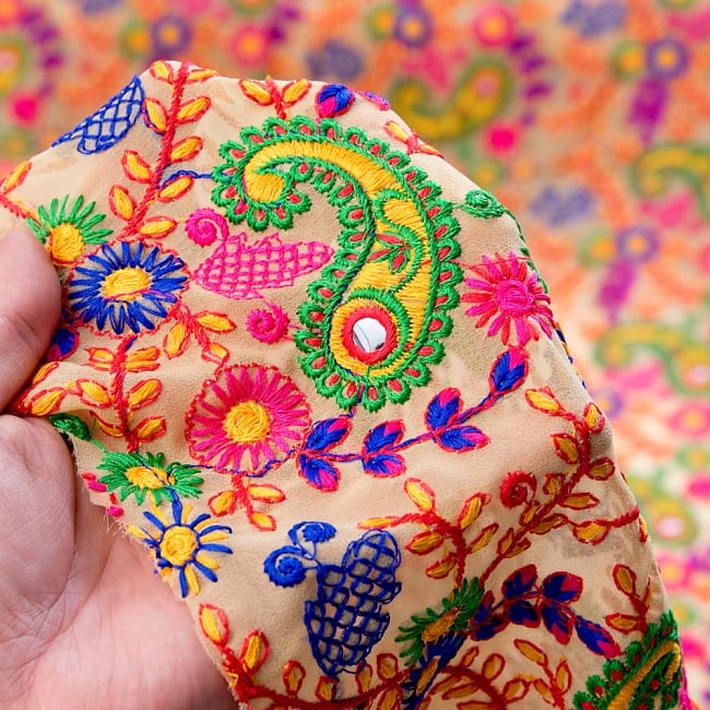 〔1m切り売り〕ラジャスタンの刺繍布〔105cm〕 - 砂漠 6 - このような感じの生地になります。手芸からデコレーション用の布などなど、色々な用途にご使用いただけます！